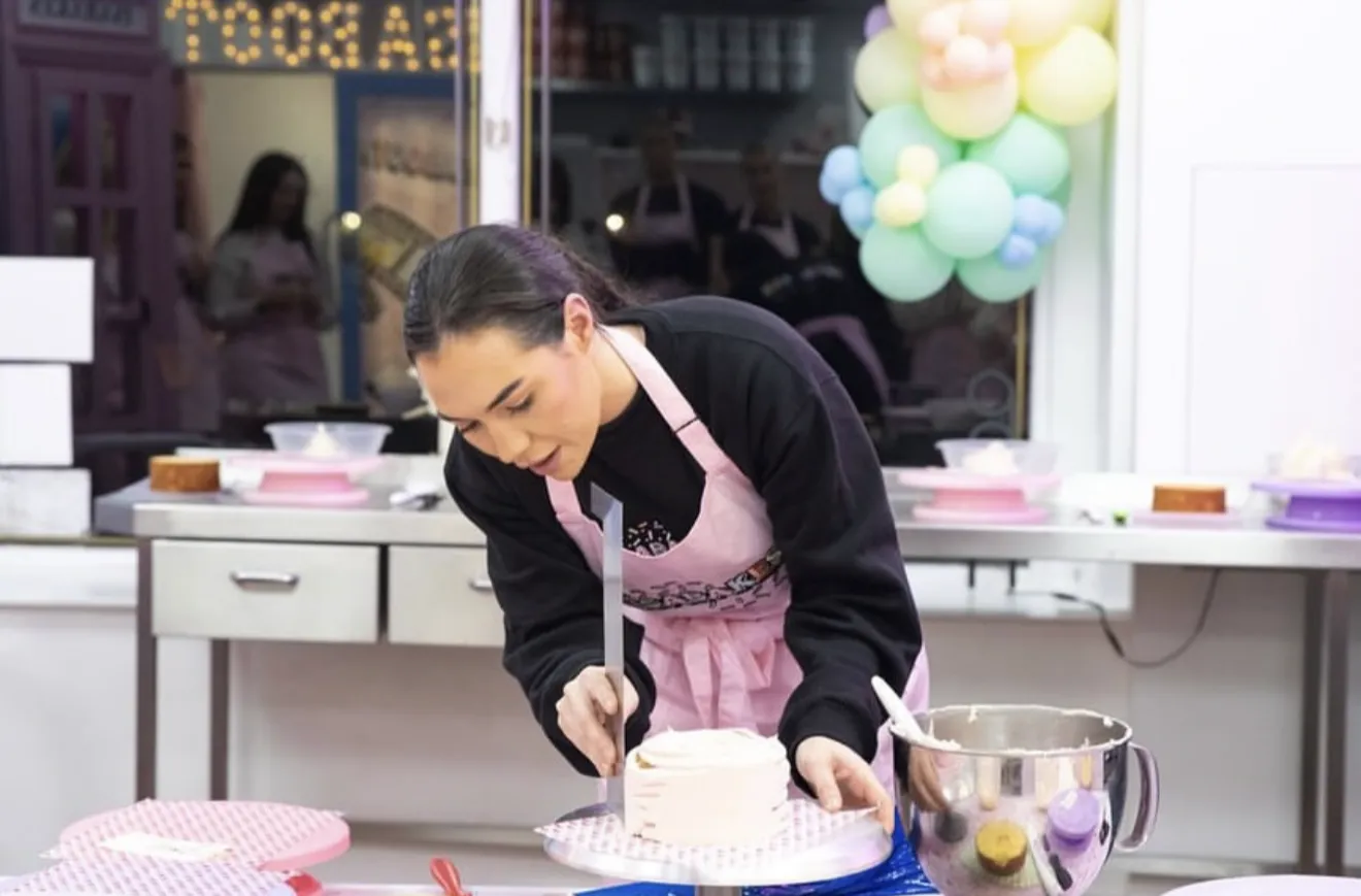 Isabel delivering a cake class